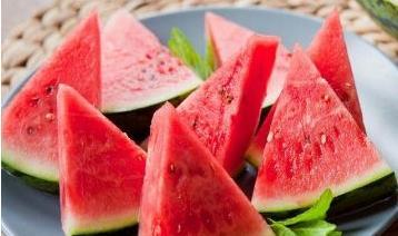 跟风用户吃瓜,揭秘网络热点背后的真相