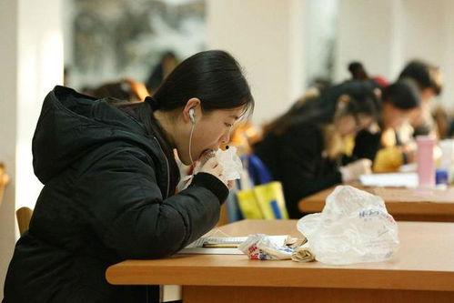 自习后吃瓜边看书,瓜果相伴，书香浓郁的学习时光